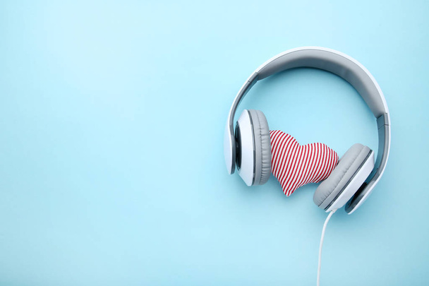 White headphones with red heart on blue background - Zdjęcie, obraz