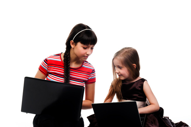 Duas meninas com laptops
 - Foto, Imagem