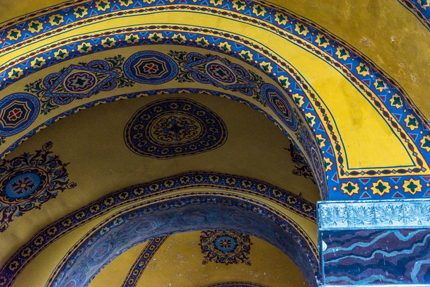 Detaillierte Decke der Hagia sophia, einer griechisch-orthodoxen christlich-patriarchalischen Basilika oder Kirche wurde 537 ad, später kaiserliche Moschee, und jetzt Museum in Istanbul, Türkei, 11. März 2017. - Foto, Bild
