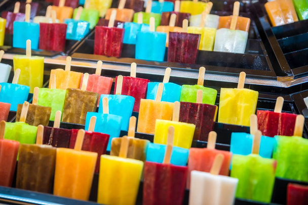 Heerlijke verse kleurrijke ice lolly op stick. Vers gemaakte fruit ijsjes - Foto, afbeelding
