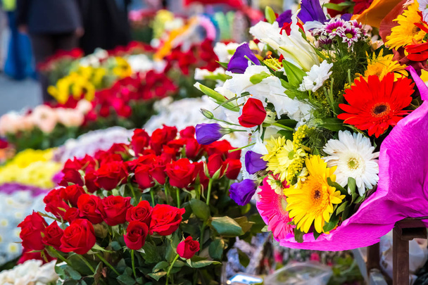 Διάφορα πολύχρωμα λουλούδια είναι πώληση σε ένα ανθοπωλείο σε αγορά - Φωτογραφία, εικόνα