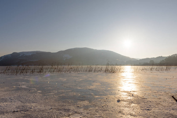 Paisaje Vista del lago Abant congelado en el Parque Nacional Golcuk en Bolu, Turquía
. - Foto, Imagen