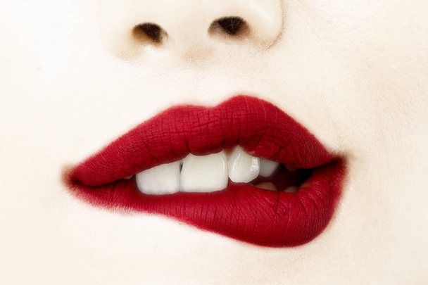 Mujer mordiéndose los labios de cerca vista
 - Foto, Imagen