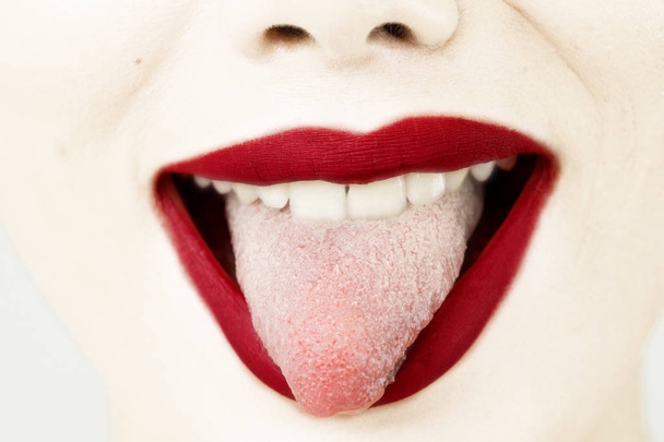 Bouche ouverte sortant la langue
 - Photo, image