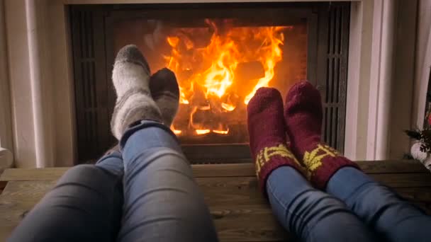 Zbliżenie zwolnionym tempie nagrania rodziny, ciesząc się, leżąc przez Płonący kominek w domu - Materiał filmowy, wideo