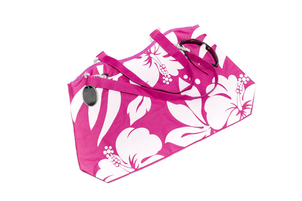 Roze, vrouwelijke, nieuwe handtas voor strand en glazen op een witte achtergrond close-up. - Foto, afbeelding