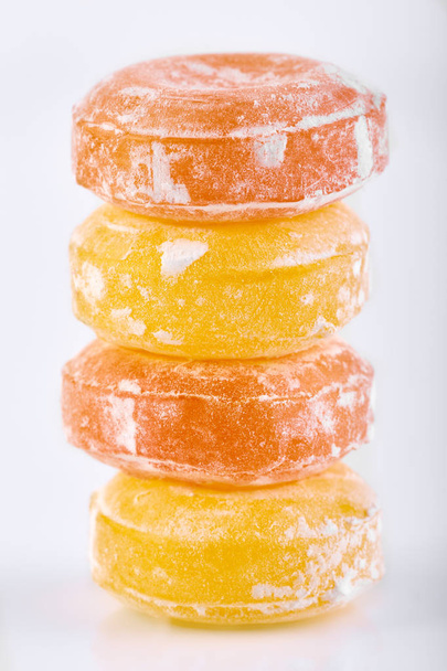 Цветные круглые конфеты в сахарной пудре. Яркие конфеты
. - Фото, изображение
