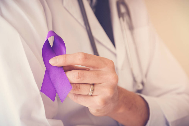 Doctor hand holding Purple ribbons, Alzheimer disease, Epilepsy awareness - Foto, Imagem