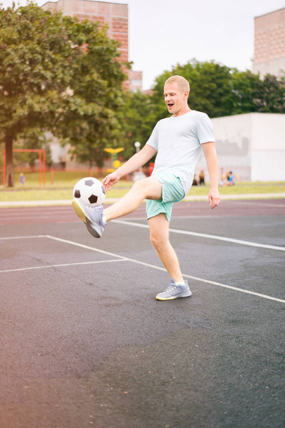 estilo de vida ativo em uma cidade moderna - homem do esporte que joga com uma bola de futebol no estádio
 - Foto, Imagem