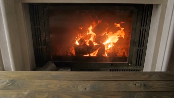 Filmagem em câmera lenta da lareira em chamas na sala de estar com mesa de madeira
 - Filmagem, Vídeo