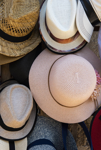Различные виды шляп в магазине в Сансерре, Франция
. - Фото, изображение