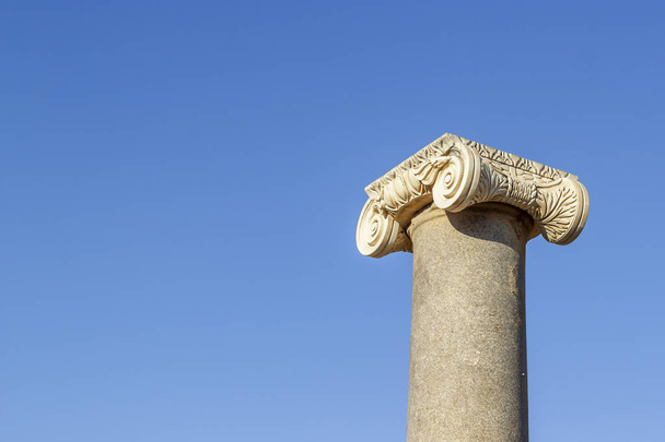 Jasné, natáčení starožitný Korintském stylu kamenný sloup v Turecku s pozadí modré oblohy - Fotografie, Obrázek
