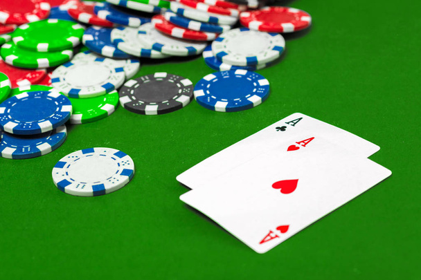 poker chips and cards on table - Foto, Bild