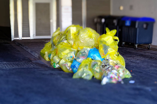 Αποθήκευσης κίτρινο σακούλες με απορρίμματα συσκευασίας για να απεικονίσει το πρόβλημα των αποβλήτων με απορρίμματα συσκευασίας - Φωτογραφία, εικόνα