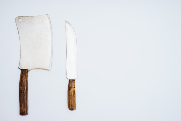 Σετ διάφορα μαχαίρια κουζίνας με ξύλινες λαβές που απομονώνονται σε γκρι, κορυφαία προβολή - Φωτογραφία, εικόνα