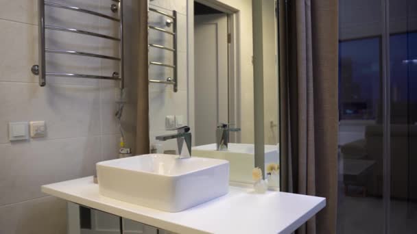 belső tér modern fürdőszoba zuhanyzóval. Belső tér modern fürdőszoba - Felvétel, videó
