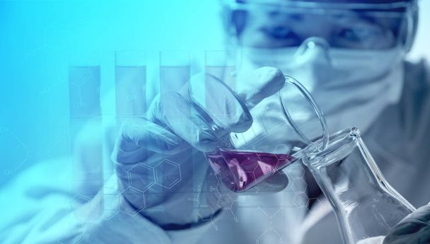 Investigador con tubos de ensayo químicos de laboratorio de vidrio con líquido para el concepto de investigación analítica, médica, farmacéutica y científica. - Foto, Imagen