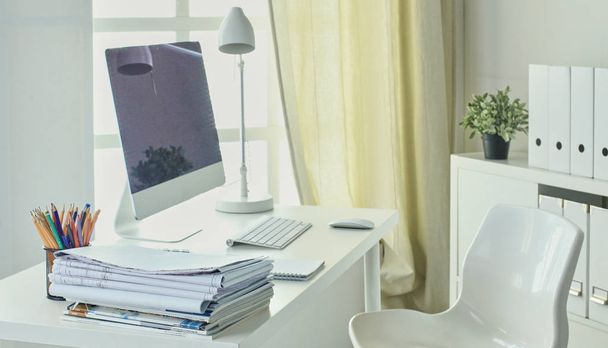 Escritorio de espacio de trabajo, documentos en la mesa de la oficina
 - Foto, imagen