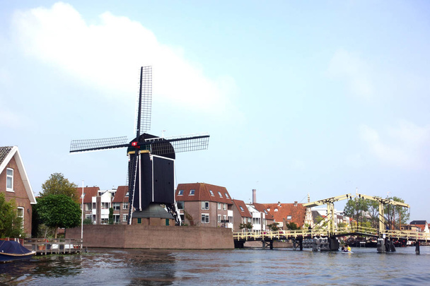 Drewniany most zwodzony Rembrandt i XVII wieku po Młyn "De położyć" na kanał Galgewater w Leiden, Holandia - Zdjęcie, obraz