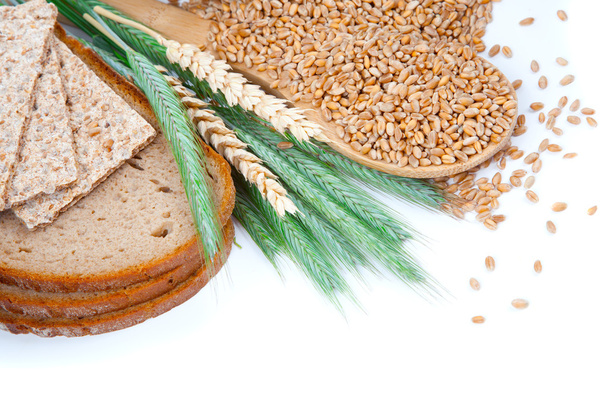 kulaklar ve buğday tahıl, beyaz izole lezzetli pişmiş ekmek - Fotoğraf, Görsel