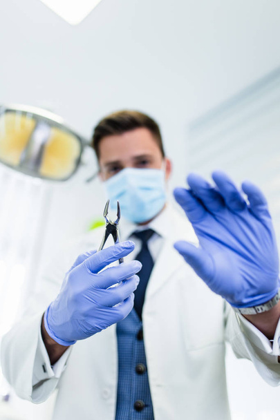male dentist in the laboratory - Foto, Bild