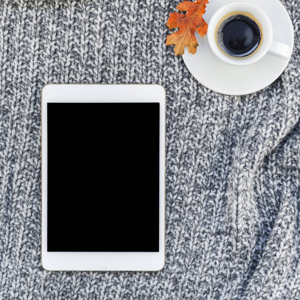 創造的な正方形の秋フラット タブレット ノート コーヒー カップ居心地の良い背景に灰色ニット チェック柄コピー スペースとオーバーヘッド平面図のスタイリッシュな家のワークスペースが横たわっていた。秋シーズン テンプレート フェミニンなブログ社会メディア - 写真・画像