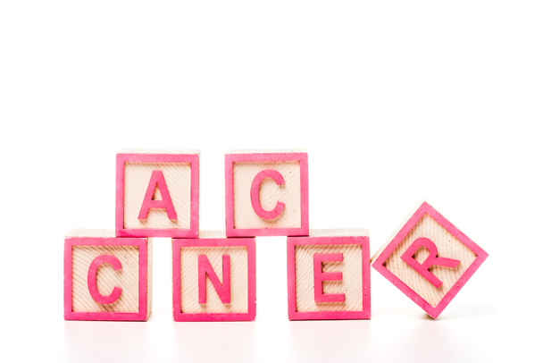 vista close-up de cubos de madeira rosa com câncer de palavra isolado em branco
 - Foto, Imagem