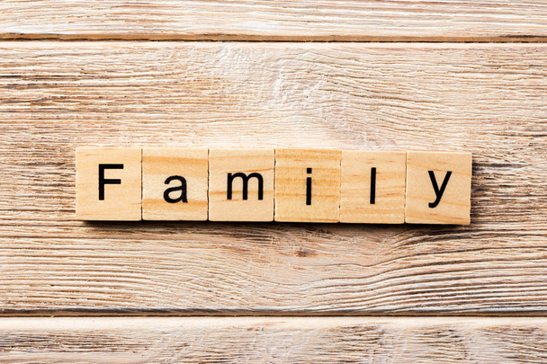 palavra da família escrita no bloco de madeira. texto de família na tabela, conceito. - Foto, Imagem