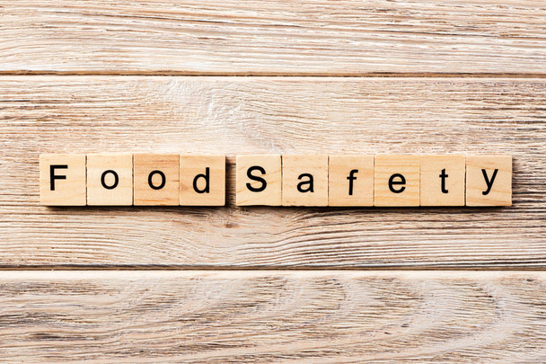 elintarviketurvallisuus sana kirjoitettu puupalikka. elintarvikkeiden turvallisuutta koskeva teksti pöydällä, käsite. - Valokuva, kuva