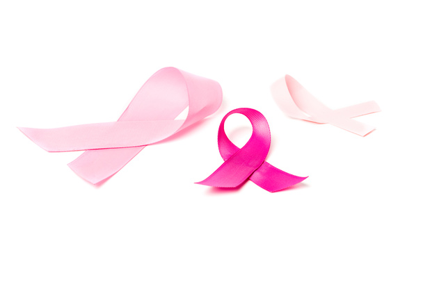vista de cerca de las cintas de conciencia de cáncer de mama rosa aisladas en blanco
 - Foto, imagen
