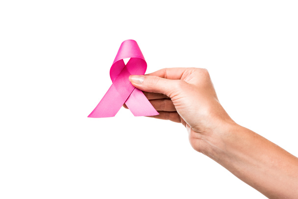 abgeschnittene Aufnahme einer Frau mit rosafarbener Schleife auf weißem Hintergrund, Konzept zur Sensibilisierung für Brustkrebs  - Foto, Bild