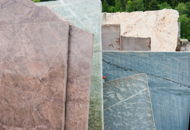 Losas de mármol de Carrara crudas y superpuestas fuera
 - Foto, Imagen