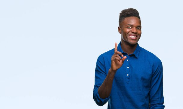 Afrikalı-Amerikalı genç başarılı fikirle parmağı yukarıyı izole arka plan üzerinde. Çıktıktan ve mutlu. Bir numara. - Fotoğraf, Görsel