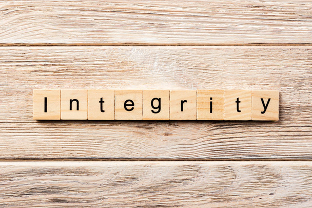 integritás szót írt fa blokk. integritás szöveg az asztalon, koncepció. - Fotó, kép
