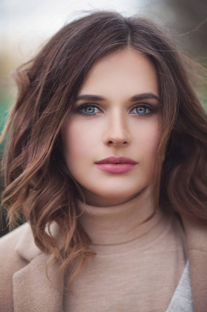Gorgeous young woman outdoor, beautiful model face closeup  - Foto, afbeelding