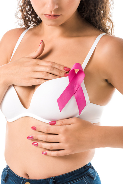 oříznutý snímek mladé ženy v podprsence s růžovou stuhou kontrolu prsu, rakovina povědomí koncept   - Fotografie, Obrázek
