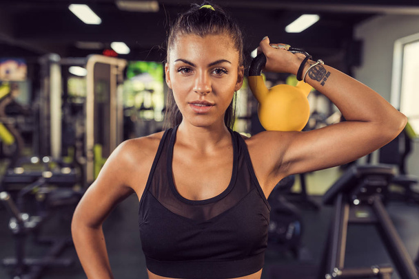 Trening fitness z kettlebell siłownia sport - Zdjęcie, obraz