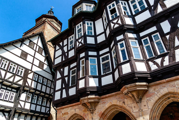 アルスフェルト、ドイツ - 市庁舎これは、最も重要なドイツの半木材の市庁舎の建物の一つであり、それは中世に建設された、1512年から1516年の間にレームバウスタイルの木造フレーミング.地上階はかつて市場ホールでした. - 写真・画像