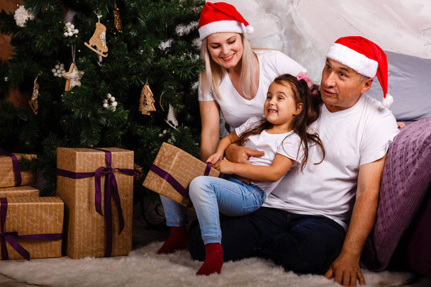 uomo anziano a Babbo Natale trascorrere del tempo con nipote e figlia vicino all'albero di Natale
 - Foto, immagini