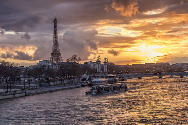 atemberaubender sonnenuntergang in paris, mit seiner fluss, pont alexandre iii und eiffelturm - Foto, Bild