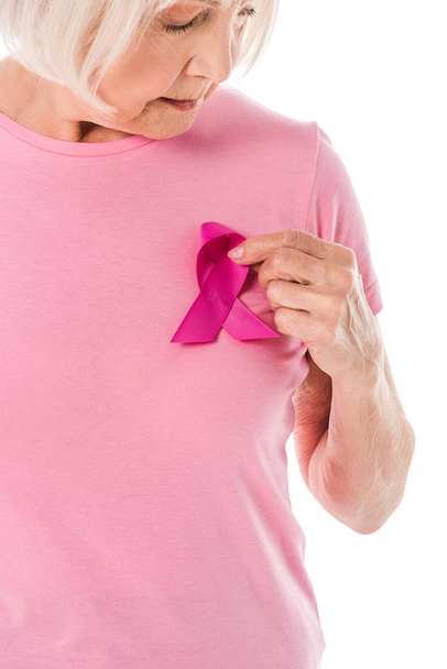 oříznutý snímek starší žena v Růžové tričko s prsu rakovina zvyšování karet izolované na bílém - Fotografie, Obrázek