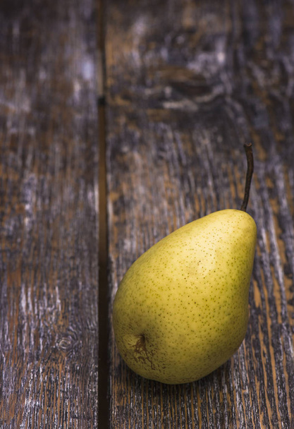 Healthy food - organic pears for fresh juice on a wooden background with copy space. Vegetarian eating healthy concept. - Valokuva, kuva