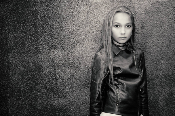 photo d'une adolescente sur un fond de mur. Photo noir et blanc
 - Photo, image