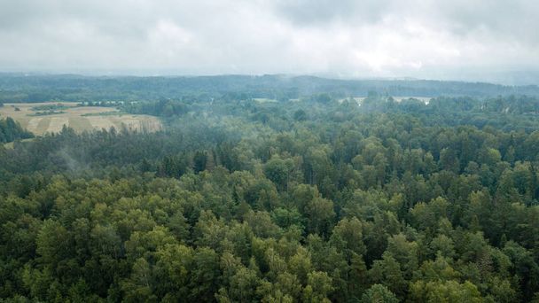 Drohnenbild. Luftaufnahme einer ländlichen Gegend mit Feldern und Wäldern. strukturierter Hintergrund. sonniger Herbsttag in Lettland - Foto, Bild