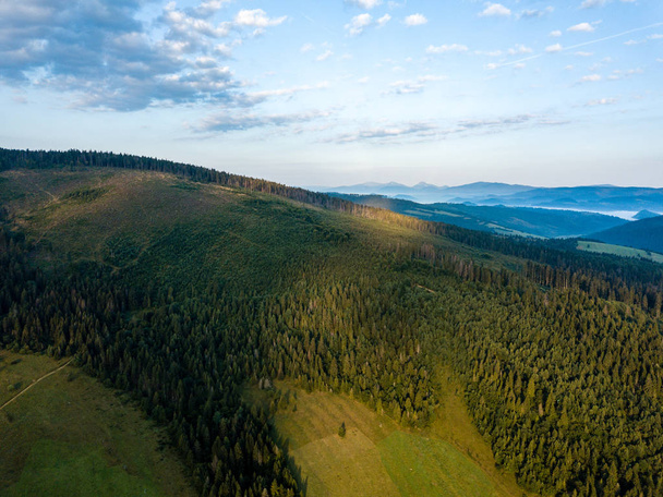 imagen del dron. vista aérea de la zona rural de montaña en Eslovaquia, pueblos de Zuberec y Habovka desde arriba. dramático atardecer sobre la montaña con nubes
 - Foto, Imagen