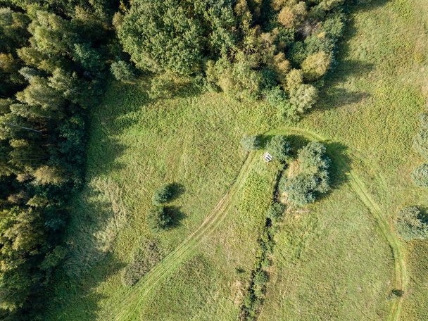 Lennokkikuvan. antenni näkymä maaseudulle peltoja ja yksinäisiä puita. kuvioitu tausta, aurinkoinen päivä Latviassa
 - Valokuva, kuva