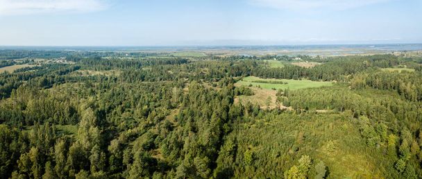 κηφήνας εικόνα. Αεροφωτογραφία της αγροτικής περιοχής με τα χωράφια και δάση. φόντο με υφή. ηλιόλουστη φθινοπωρινή μέρα στη Λετονία - Φωτογραφία, εικόνα