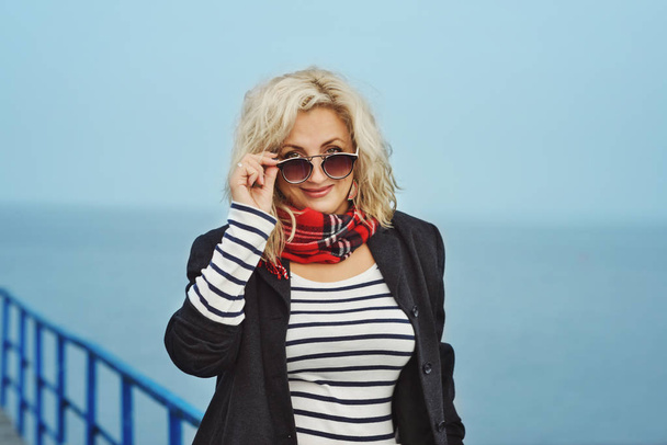 fashion blonde woman near the sea in fall - Zdjęcie, obraz