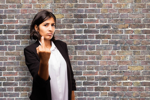 mujer de negocios de raza mixta mostrando dedo medio
  - Foto, imagen
