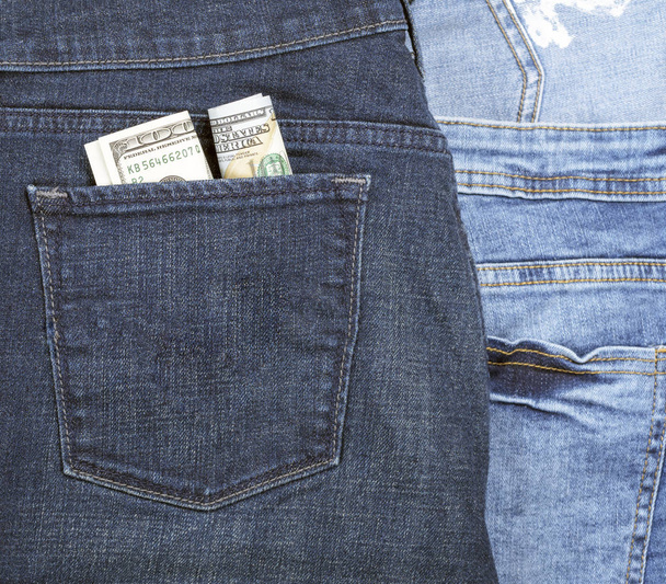 skręcony papier banknotów dolara amerykańskiego w tylnej kieszeni jeansów, pełna klatka - Zdjęcie, obraz